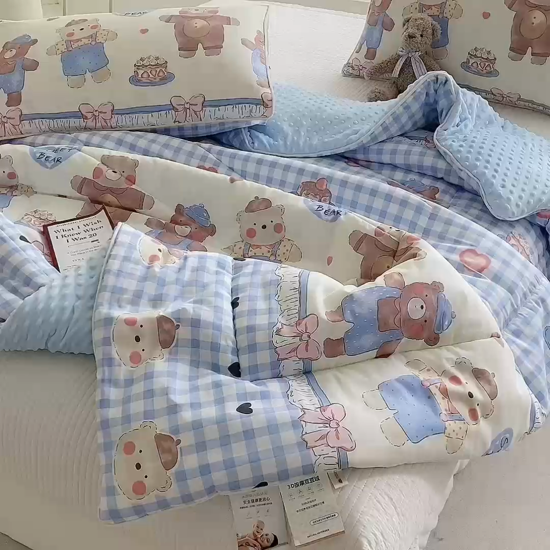 91家纺网 家纺一手货源 找家纺 青螺家纺 2025高密全棉嵌绳宝宝绒豆豆被春秋被冬被 一圈踩棉 四角不跑棉 直播 洛丽塔 爱心熊熊