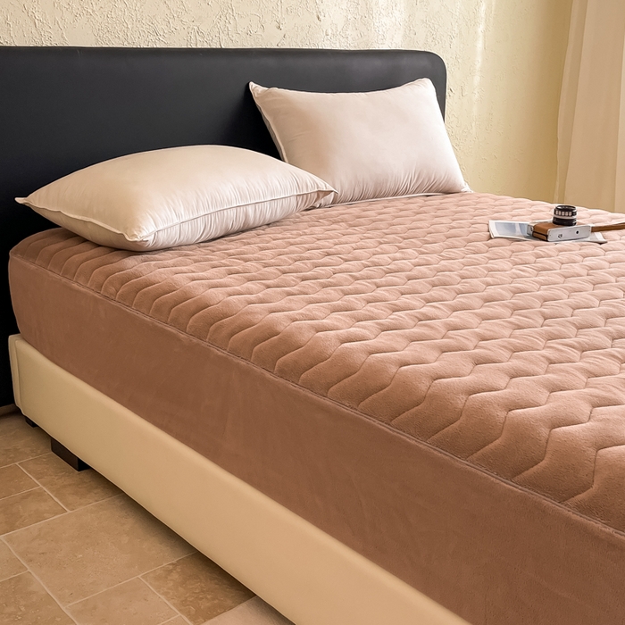 91家纺网 家纺一手货源 找家纺 法芙娜家纺 2024新款波浪纹牛奶绒夹棉床笠（控价券后价不低于128/138/148） 咖