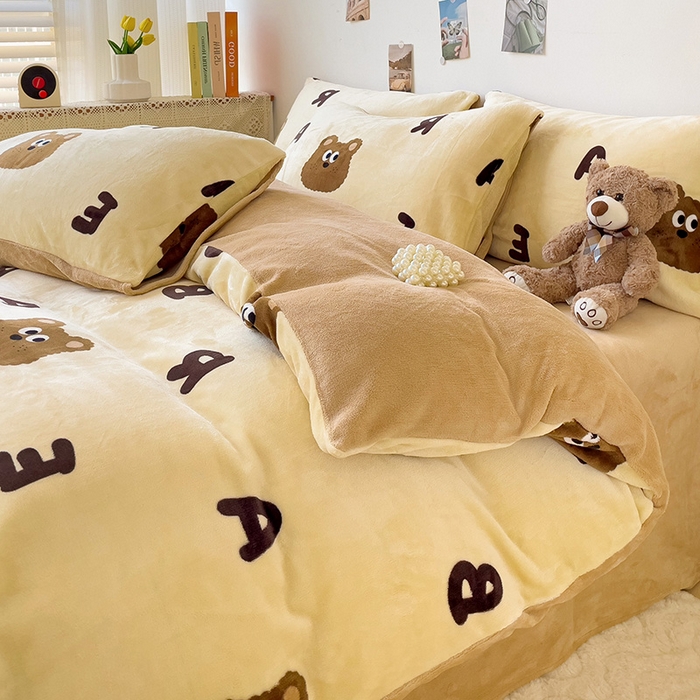 91家纺网 家纺一手货源 找家纺 西引力 2024新款加厚小清新牛奶绒四件套床单款床笠款单被套爆款 字母熊