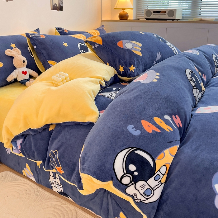 91家纺网 家纺一手货源 找家纺 西引力 2024新款加厚小清新牛奶绒四件套床单款床笠款单被套爆款 太空人