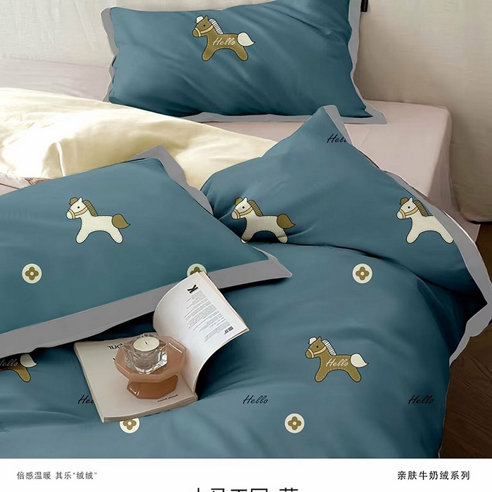 91家纺网 家纺一手货源 找家纺 优纤家纺 2024新款加厚保暖牛奶绒印花四件套 木马王国-蓝