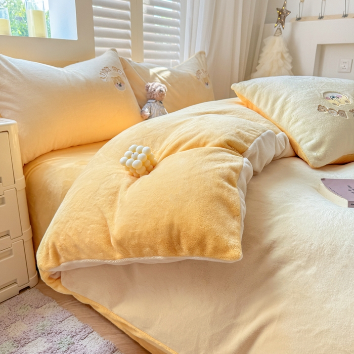 91家纺网 家纺一手货源 找家纺 梦舒羽 2025新款高克重小清新牛奶绒四件套冬季法莱绒珊瑚绒-刺绣小狗系列（风格一） 小八嘎-芝士奶油黄