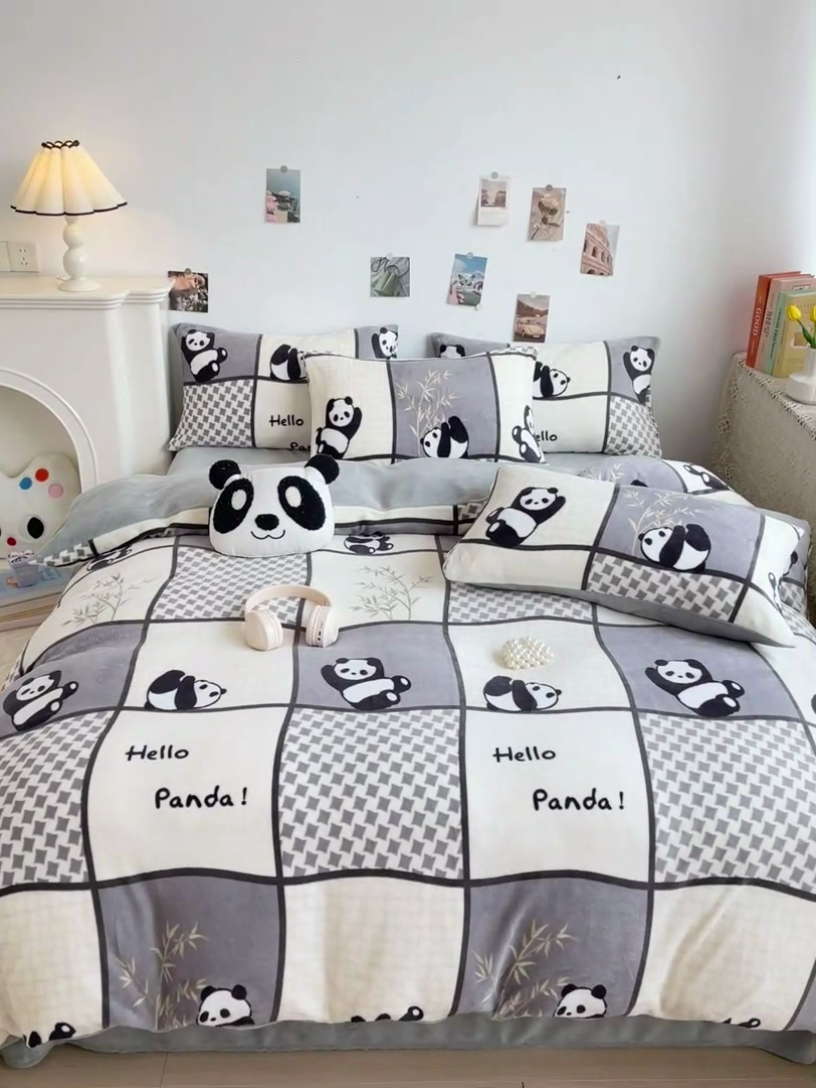 91家纺网 家纺一手货源 找家纺 西引力 2024新款加厚小清新牛奶绒四件套床单款床笠款单被套爆款 熊猫皮皮