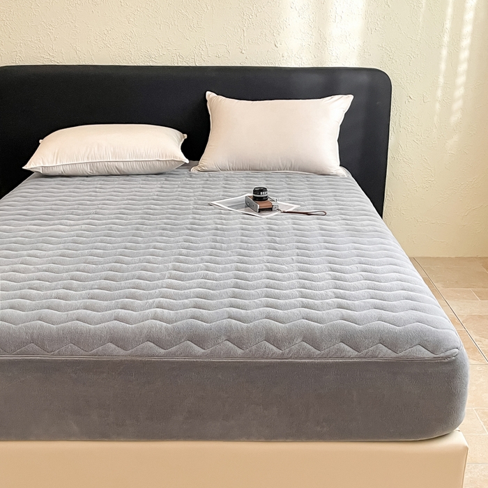 91家纺网 家纺一手货源 找家纺 法芙娜家纺 2024新款波浪纹牛奶绒夹棉床笠（控价券后价不低于128/138/148） 灰