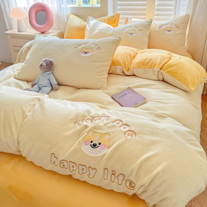 91家纺网 家纺一手货源 找家纺 梦舒羽 2025新款高克重小清新牛奶绒四件套冬季法莱绒珊瑚绒-刺绣小狗系列（风格一） 小八嘎-芝士奶油黄
