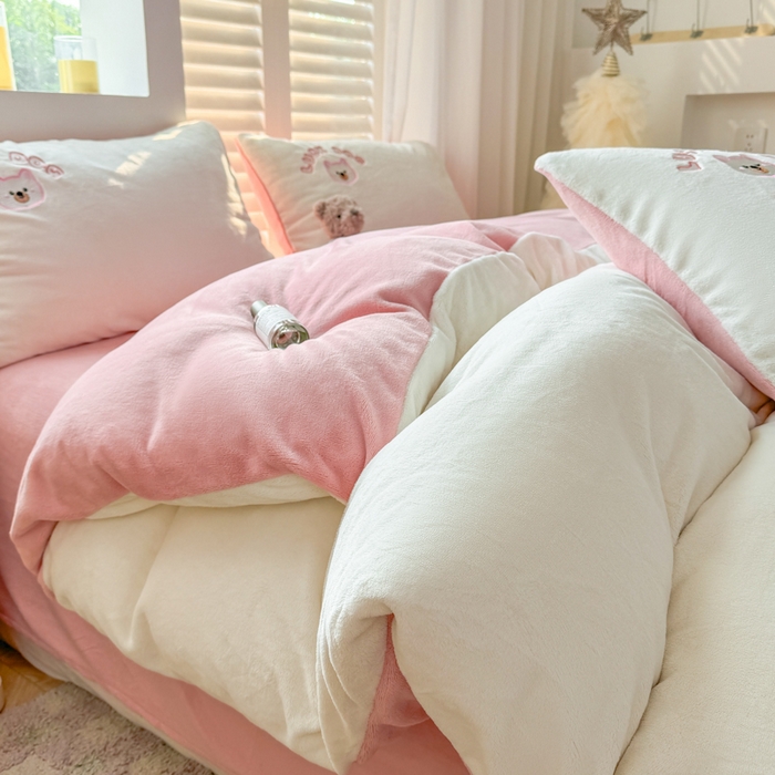 91家纺网 家纺一手货源 找家纺 梦舒羽 2025新款高克重小清新牛奶绒四件套冬季法莱绒珊瑚绒-刺绣小狗系列（风格一） 小博美-瑞雪樱花粉