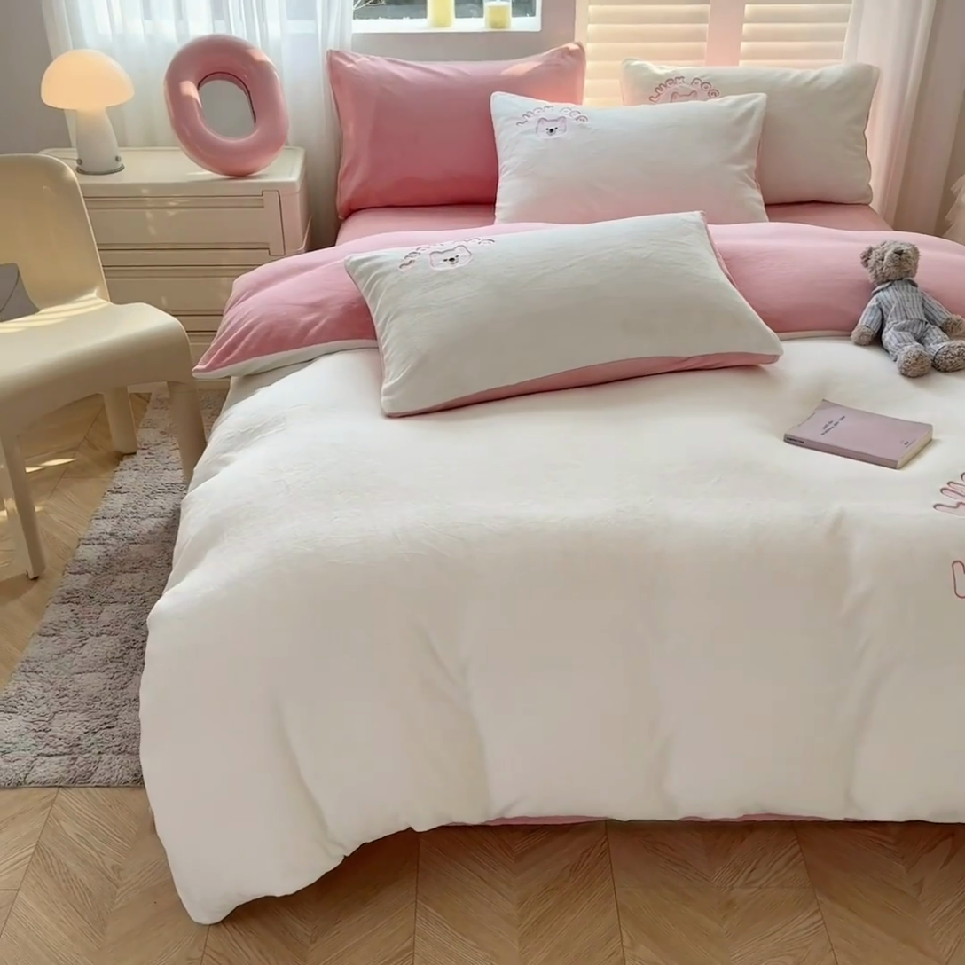 91家纺网 家纺一手货源 找家纺 梦舒羽 2025新款高克重小清新牛奶绒四件套冬季法莱绒珊瑚绒-刺绣小狗系列（风格一） 小博美-瑞雪樱花粉