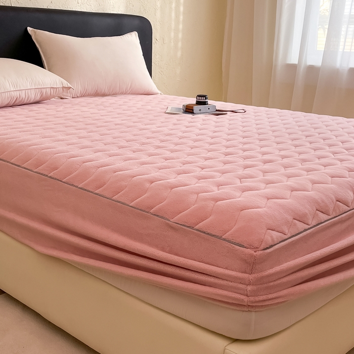 91家纺网 家纺一手货源 找家纺 法芙娜家纺 2024新款波浪纹牛奶绒夹棉床笠（控价券后价不低于128/138/148） 粉