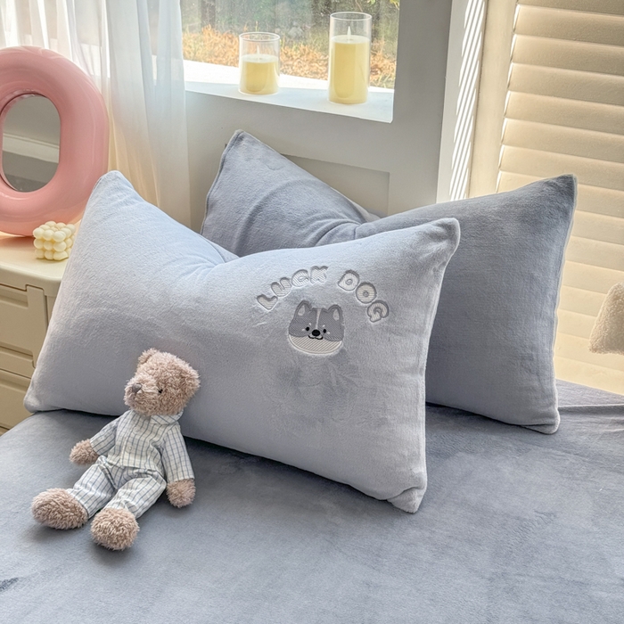 91家纺网 家纺一手货源 找家纺 梦舒羽 2025新款高克重小清新牛奶绒四件套冬季法莱绒珊瑚绒-刺绣小狗系列（风格一） 小八嘎-浅灰太空灰