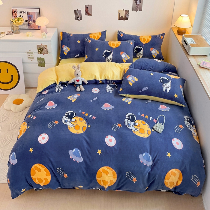 91家纺网 家纺一手货源 找家纺 西引力 2024新款加厚小清新牛奶绒四件套床单款床笠款单被套爆款 太空人