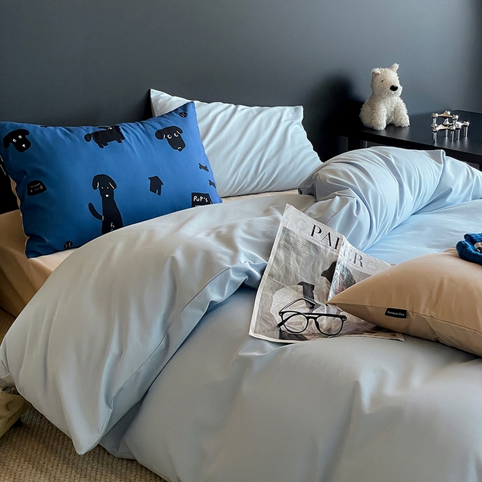 91家纺网 家纺一手货源 找家纺 圆岛家纺 2024秋冬新款纯色孟菲斯博主风时尚全棉磨毛五件套 圣迪蓝拼可可奶棕