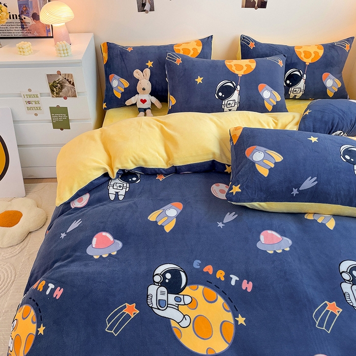 91家纺网 家纺一手货源 找家纺 西引力 2024新款加厚小清新牛奶绒四件套床单款床笠款单被套爆款 太空人