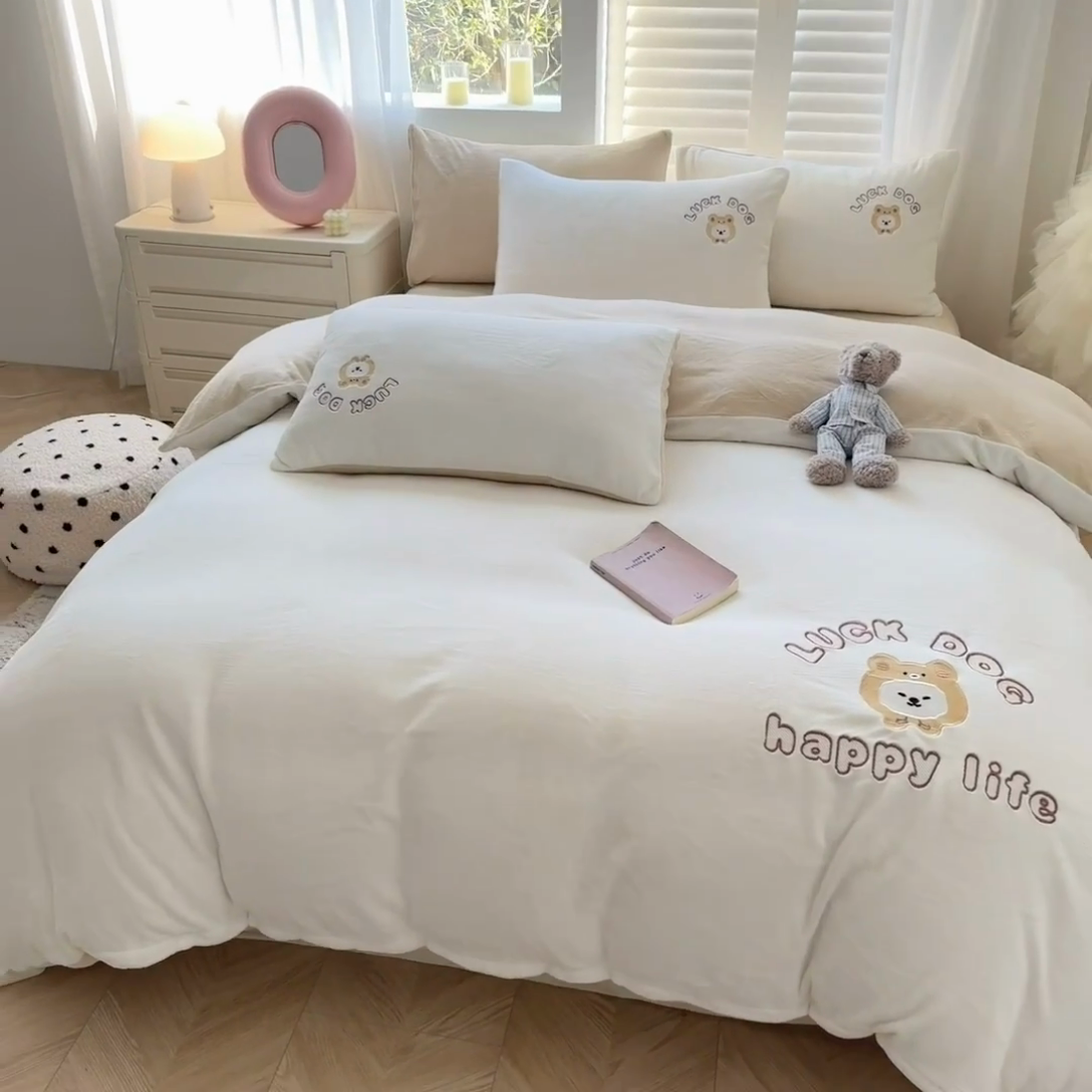 91家纺网 家纺一手货源 找家纺 梦舒羽 2025新款高克重小清新牛奶绒四件套冬季法莱绒珊瑚绒-刺绣小狗系列（风格一） 小比熊-奶白卡其咖