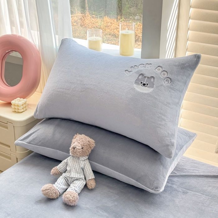 91家纺网 家纺一手货源 找家纺 梦舒羽 2025新款高克重小清新牛奶绒四件套冬季法莱绒珊瑚绒-刺绣小狗系列（风格一） 小八嘎-浅灰太空灰