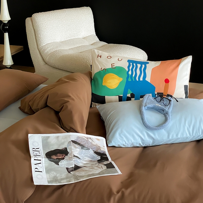 91家纺网 家纺一手货源 找家纺 圆岛家纺 2024秋冬新款纯色孟菲斯博主风时尚全棉磨毛五件套 深咖拼圣迪蓝