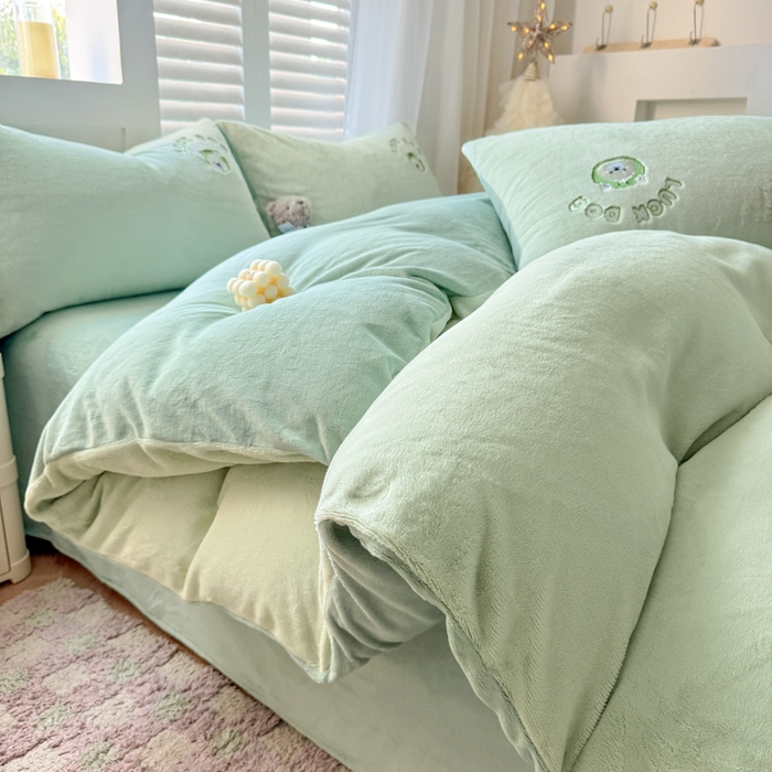 91家纺网 家纺一手货源 找家纺 梦舒羽 2025新款高克重小清新牛奶绒四件套冬季法莱绒珊瑚绒-刺绣小狗系列（风格一） 小萨摩-青提香草绿