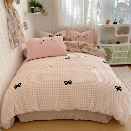 91家纺网 家纺一手货源 找家纺 （总）顾里家纺 2024秋冬新款格子猫咪毛巾绣牛奶绒四件套