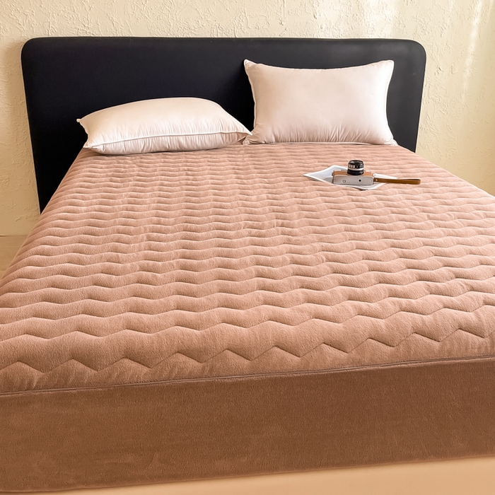 91家纺网 家纺一手货源 找家纺 法芙娜家纺 2024新款波浪纹牛奶绒夹棉床笠（控价券后价不低于128/138/148） 咖