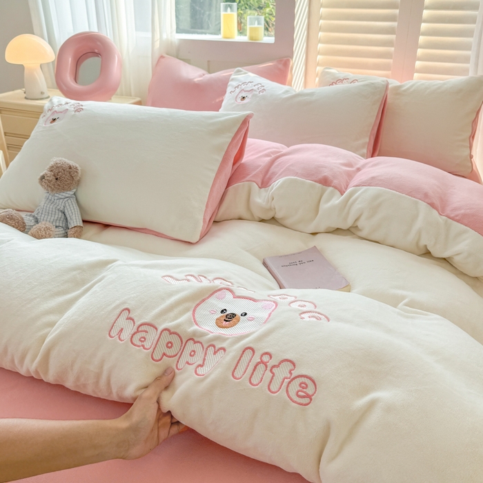 91家纺网 家纺一手货源 找家纺 梦舒羽 2025新款高克重小清新牛奶绒四件套冬季法莱绒珊瑚绒-刺绣小狗系列（风格一） 小博美-瑞雪樱花粉