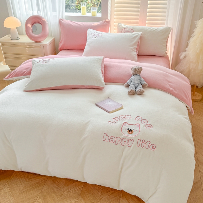 91家纺网 家纺一手货源 找家纺 梦舒羽 2025新款高克重小清新牛奶绒四件套冬季法莱绒珊瑚绒-刺绣小狗系列（风格一） 小博美-瑞雪樱花粉