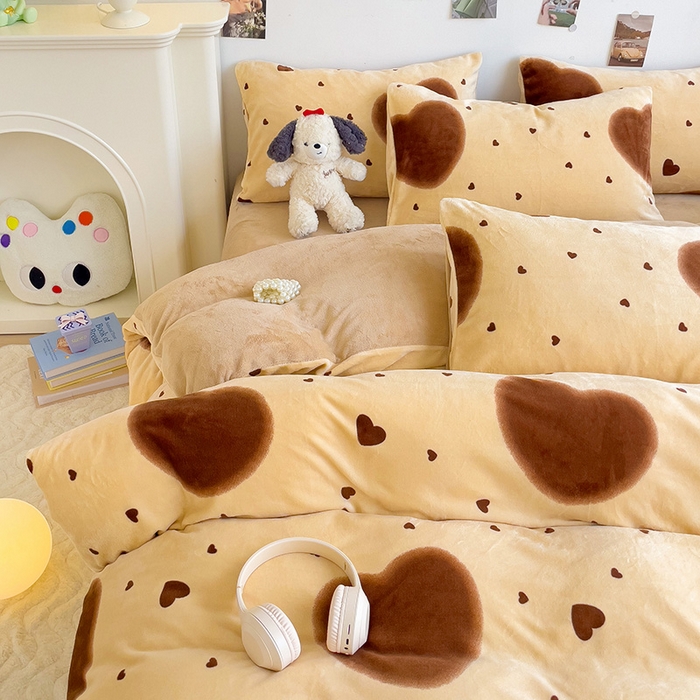 91家纺网 家纺一手货源 找家纺 西引力 2024新款加厚小清新牛奶绒四件套床单款床笠款单被套爆款 心动