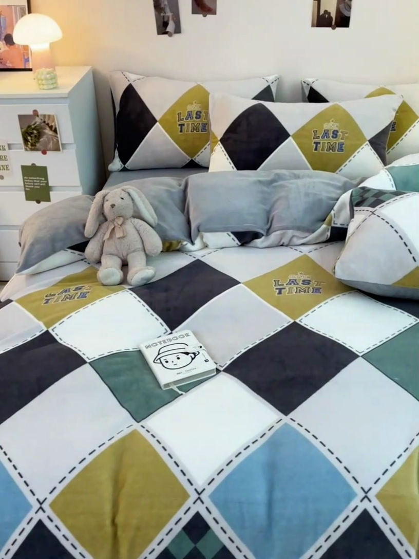 91家纺网 家纺一手货源 找家纺 西引力 2024新款加厚小清新牛奶绒四件套床单款床笠款单被套爆款 菱格