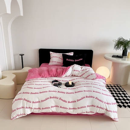 91家纺网 家纺一手货源 找家纺 时光里 2024新款牛奶绒四件套--字母 字母-粉白