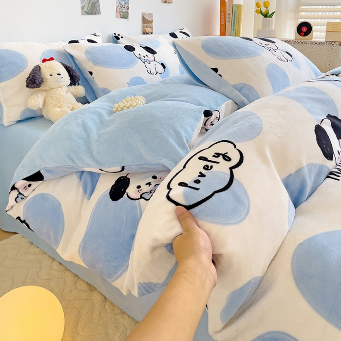 91家纺网 家纺一手货源 找家纺 西引力 2024新款加厚小清新牛奶绒四件套床单款床笠款单被套爆款 牛奶狗