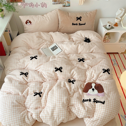 91家纺网 家纺一手货源 找家纺 （总）顾里家纺 2024新款ins奶萌格子狗狗毛巾绣牛奶绒四件套