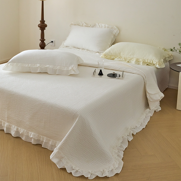 91家纺网 家纺一手货源 找家纺 （总）期遇家居 2024新款出口韩国砂洗工艺床盖直条花边床盖纯棉三件套