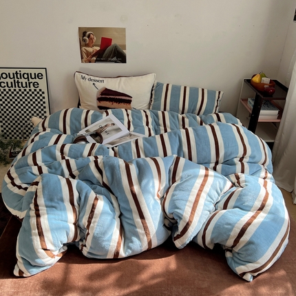 91家纺网 家纺一手货源 找家纺 桃喜 2024新款牛奶绒条纹系列四件套 蓝咖条纹（绒）