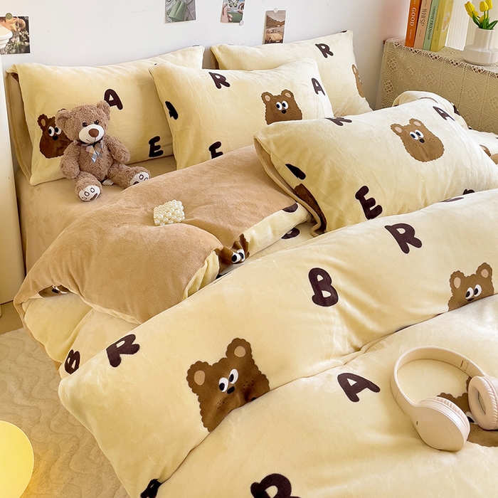 91家纺网 家纺一手货源 找家纺 西引力 2024新款加厚小清新牛奶绒四件套床单款床笠款单被套爆款 字母熊