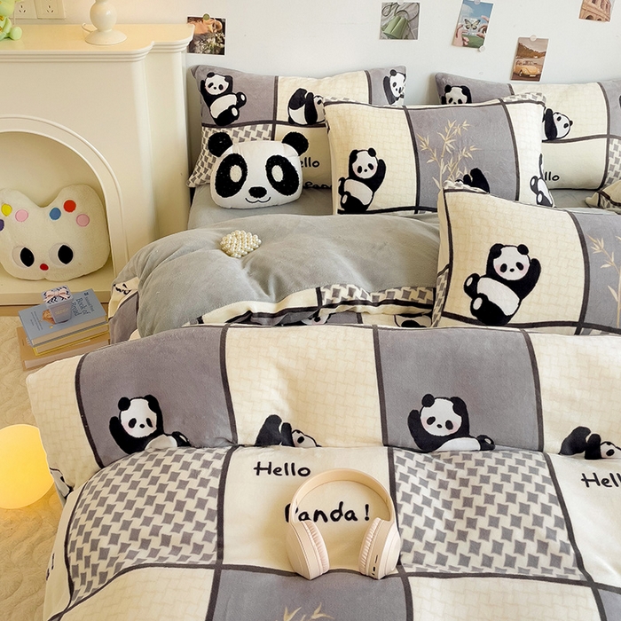 91家纺网 家纺一手货源 找家纺 西引力 2024新款加厚小清新牛奶绒四件套床单款床笠款单被套爆款 熊猫皮皮