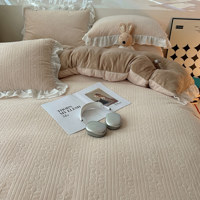 91家纺网 家纺一手货源 找家纺 三朵家纺 2024新款3D立体浮雕花边保暖加厚四件套 暖暖花语