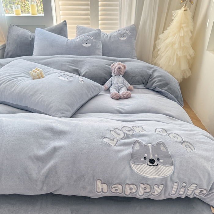 91家纺网 家纺一手货源 找家纺 梦舒羽 2025新款高克重小清新牛奶绒四件套冬季法莱绒珊瑚绒-刺绣小狗系列（风格一） 小八嘎-浅灰太空灰