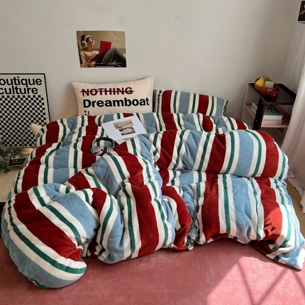 91家纺网 家纺一手货源 找家纺 桃喜 2024新款牛奶绒条纹系列四件套 复古红蓝条（绒）