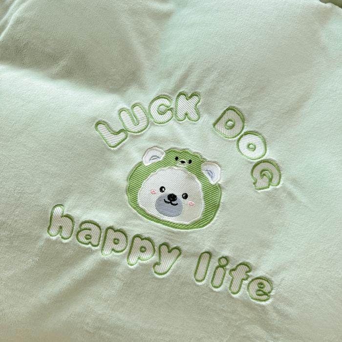 91家纺网 家纺一手货源 找家纺 梦舒羽 2025新款高克重小清新牛奶绒四件套冬季法莱绒珊瑚绒-刺绣小狗系列（风格一） 小萨摩-青提香草绿