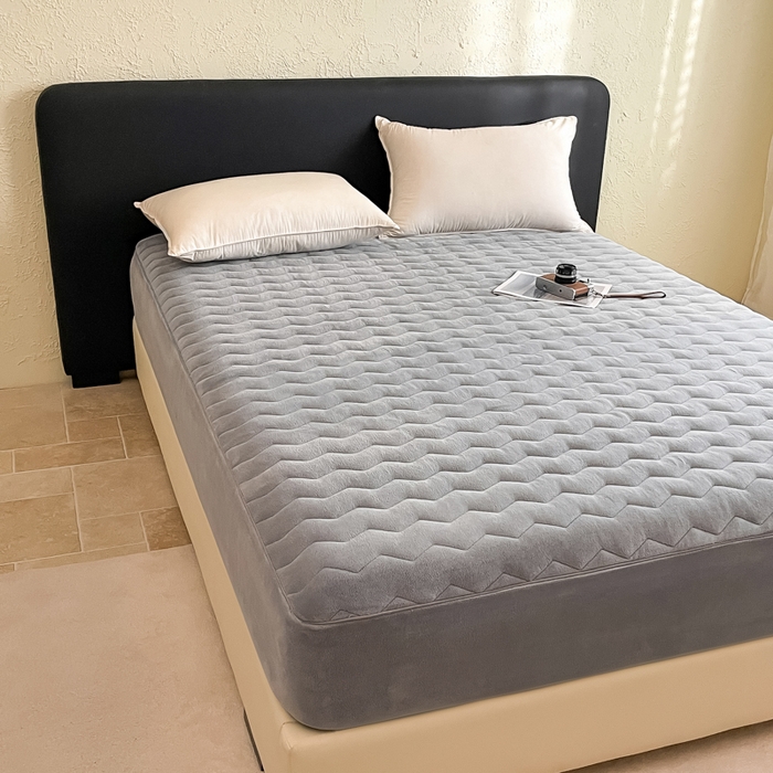 91家纺网 家纺一手货源 找家纺 法芙娜家纺 2024新款波浪纹牛奶绒夹棉床笠（控价券后价不低于128/138/148） 灰