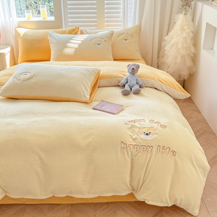 91家纺网 家纺一手货源 找家纺 梦舒羽 2025新款高克重小清新牛奶绒四件套冬季法莱绒珊瑚绒-刺绣小狗系列（风格一） 小八嘎-芝士奶油黄