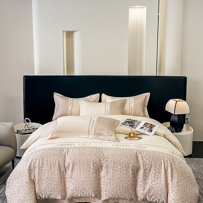 91家纺网 家纺一手货源 找家纺 宅家居 2024芙蓉并蒂-新款轻奢拼接亲肤精梳棉磨毛浮雕刺绣四件套 芙蓉并蒂-香槟金