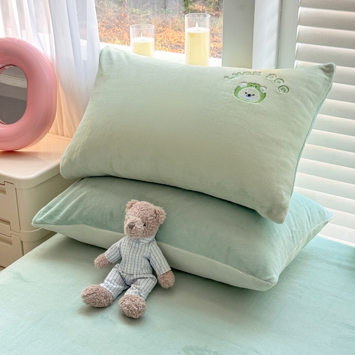 91家纺网 家纺一手货源 找家纺 梦舒羽 2025新款高克重小清新牛奶绒四件套冬季法莱绒珊瑚绒-刺绣小狗系列（风格一） 小萨摩-青提香草绿