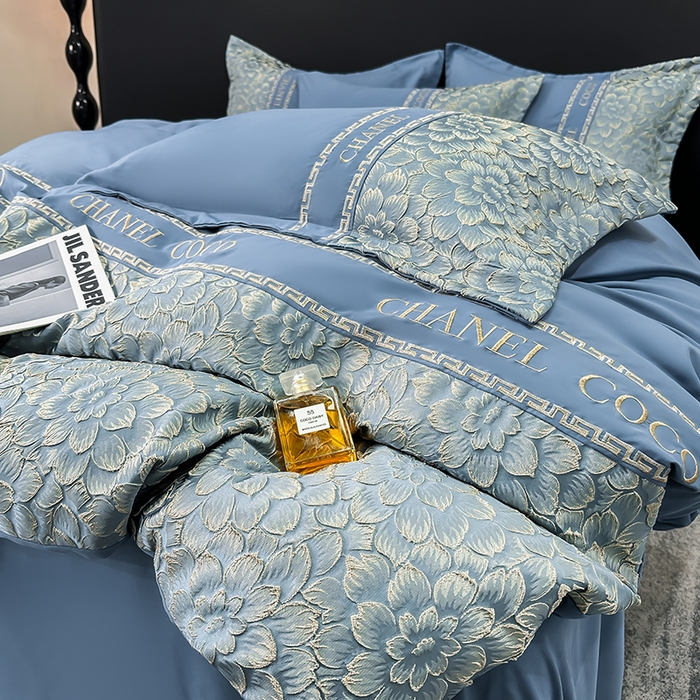 91家纺网 家纺一手货源 找家纺 宅家居 2024芙蓉并蒂-新款轻奢拼接亲肤精梳棉磨毛浮雕刺绣四件套 芙蓉并蒂-宾利蓝