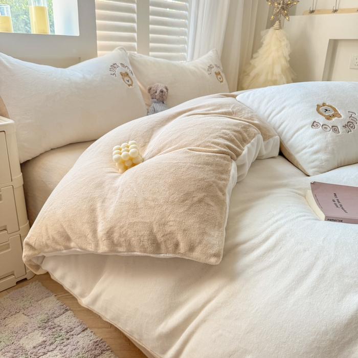 91家纺网 家纺一手货源 找家纺 梦舒羽 2025新款高克重小清新牛奶绒四件套冬季法莱绒珊瑚绒-刺绣小狗系列（风格一） 小比熊-奶白卡其咖