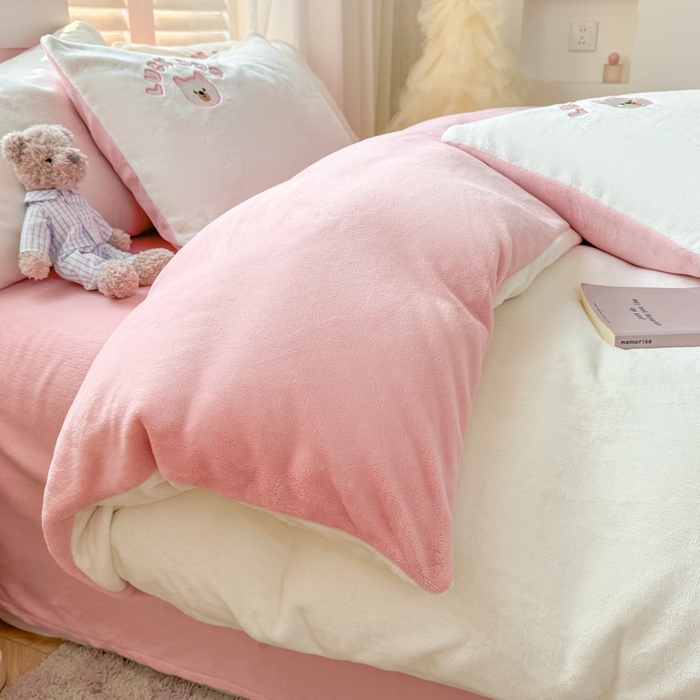 91家纺网 家纺一手货源 找家纺 梦舒羽 2025新款高克重小清新牛奶绒四件套冬季法莱绒珊瑚绒-刺绣小狗系列（风格一） 小博美-瑞雪樱花粉