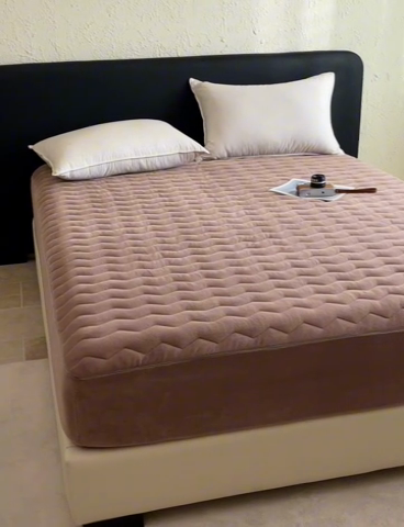 91家纺网 家纺一手货源 找家纺 法芙娜家纺 2024新款波浪纹牛奶绒夹棉床笠（控价券后价不低于128/138/148） 咖