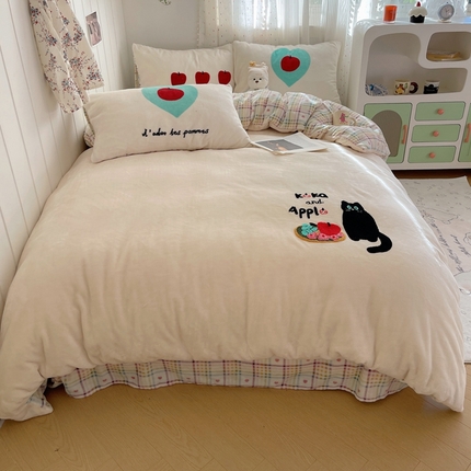 桃喜 2024新款牛奶绒绣花系列四件套 苹果小黑猫