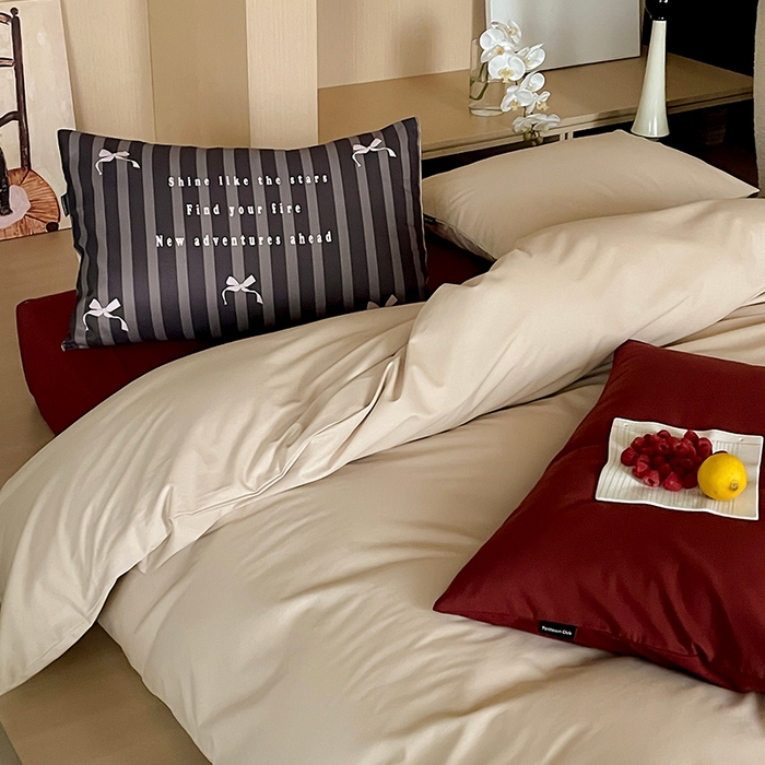 91家纺网 家纺一手货源 找家纺 圆岛家纺 2024秋冬新款纯色孟菲斯博主风时尚全棉磨毛五件套 可可奶棕拼洛可红