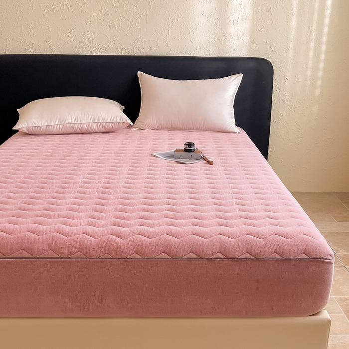 91家纺网 家纺一手货源 找家纺 法芙娜家纺 2024新款波浪纹牛奶绒夹棉床笠（控价券后价不低于128/138/148） 粉