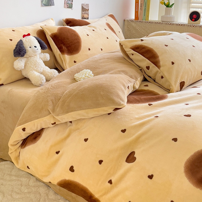 91家纺网 家纺一手货源 找家纺 西引力 2024新款加厚小清新牛奶绒四件套床单款床笠款单被套爆款 心动