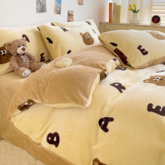 91家纺网 家纺一手货源 找家纺 西引力 2024新款加厚小清新牛奶绒四件套床单款床笠款单被套爆款 字母熊